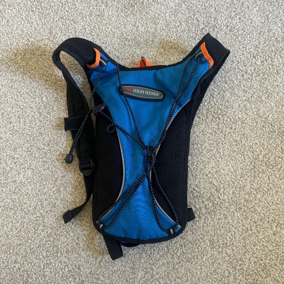 High Sierra 1.5 L Gulp Hydration Pack Running, Skiing, Hiking, Walk (No bladder) - Picture 1 of 3